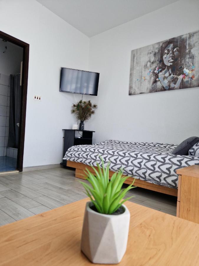 Motel "Tri Lovca" คนิน ภายนอก รูปภาพ