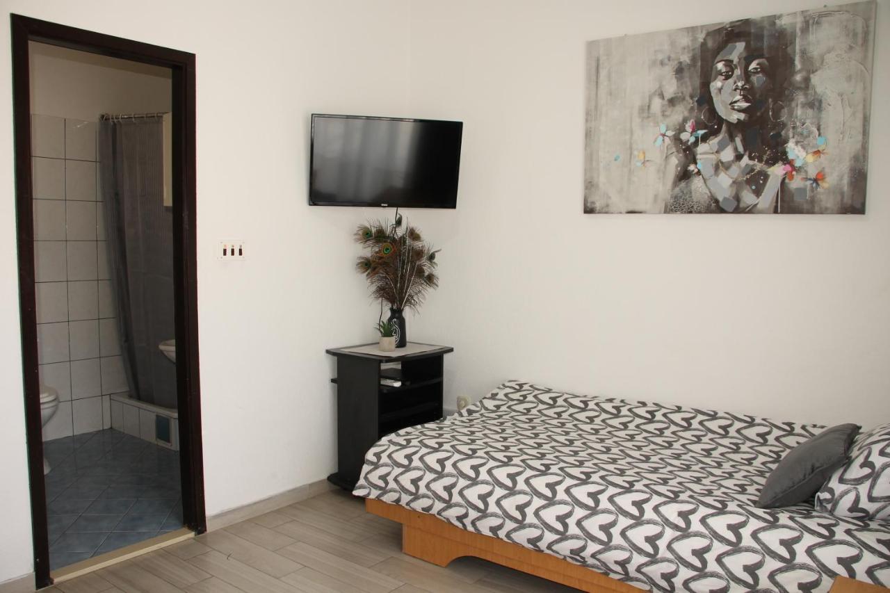 Motel "Tri Lovca" คนิน ภายนอก รูปภาพ