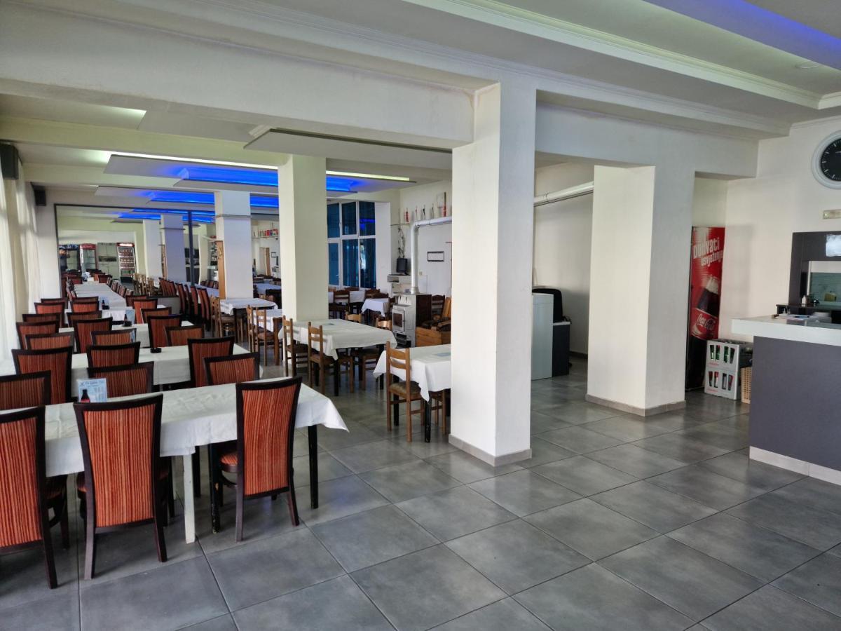 Motel "Tri Lovca" คนิน ภายนอก รูปภาพ