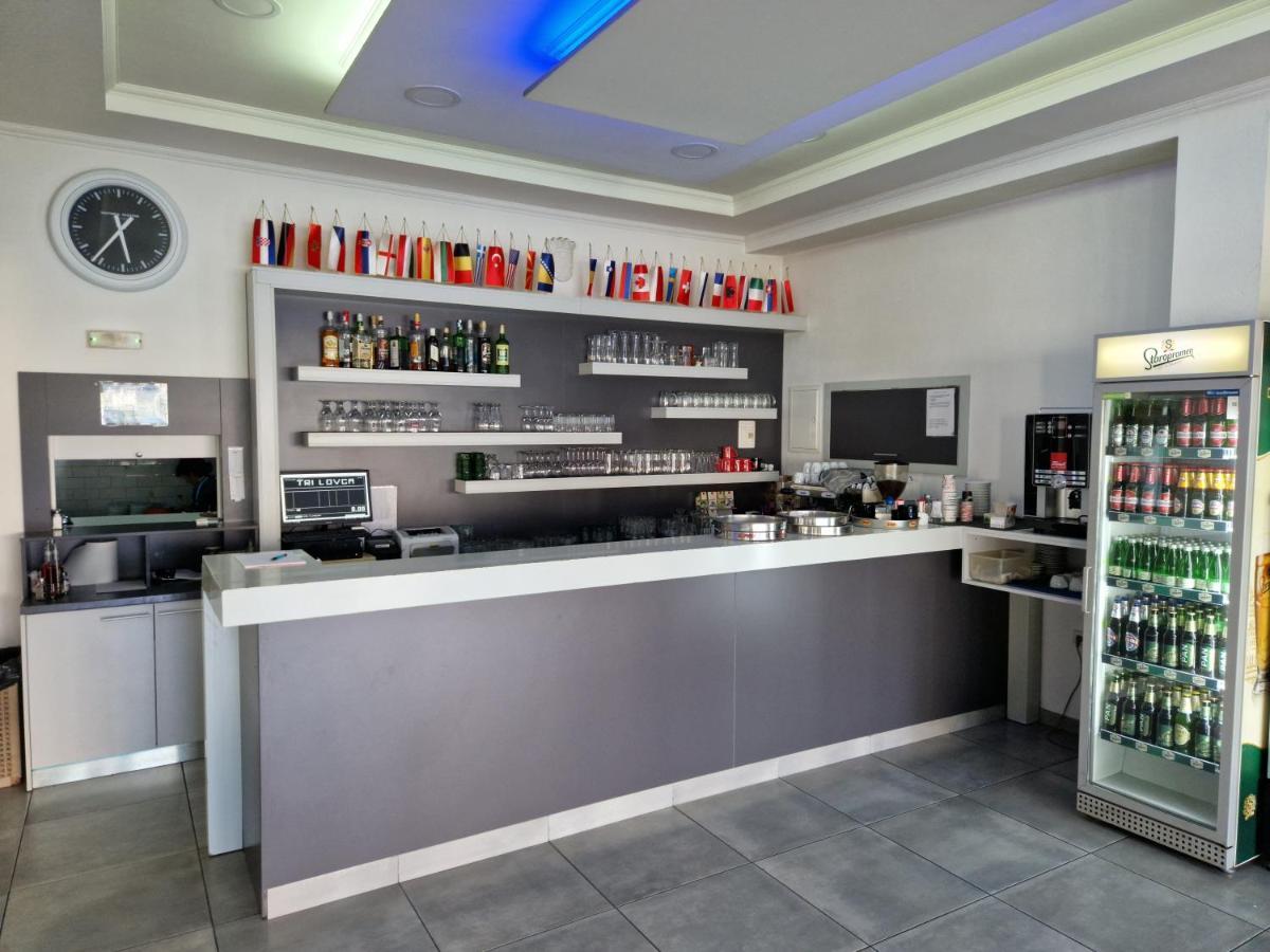 Motel "Tri Lovca" คนิน ภายนอก รูปภาพ